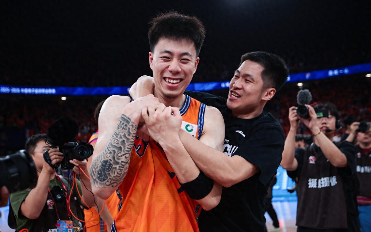 首次拿頂薪！CBA這6人等續(xù)約，張鎮(zhèn)麟雙豐收，27歲國(guó)手輔佐胡金秋