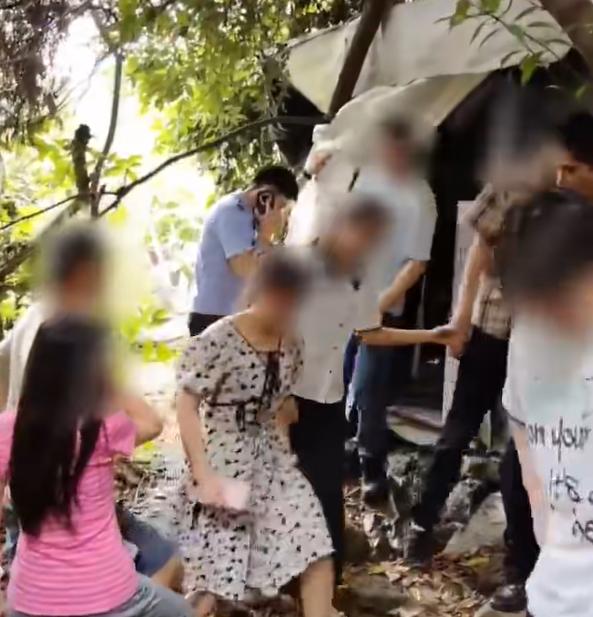 男子20多年前考入大學后不滿專業(yè)任性輟學，與家人從此斷聯(lián)，近日在山林中被浙江民警發(fā)現(xiàn)，家屬們驅車千里趕來重逢，民警：好好陪伴親人