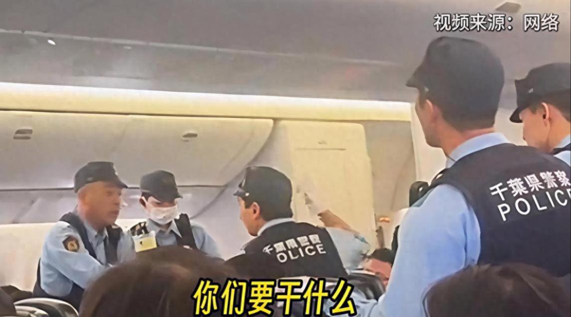 女子大鬧美聯航后續：目擊者曝惡心事，火遍外網社死，被日警帶走