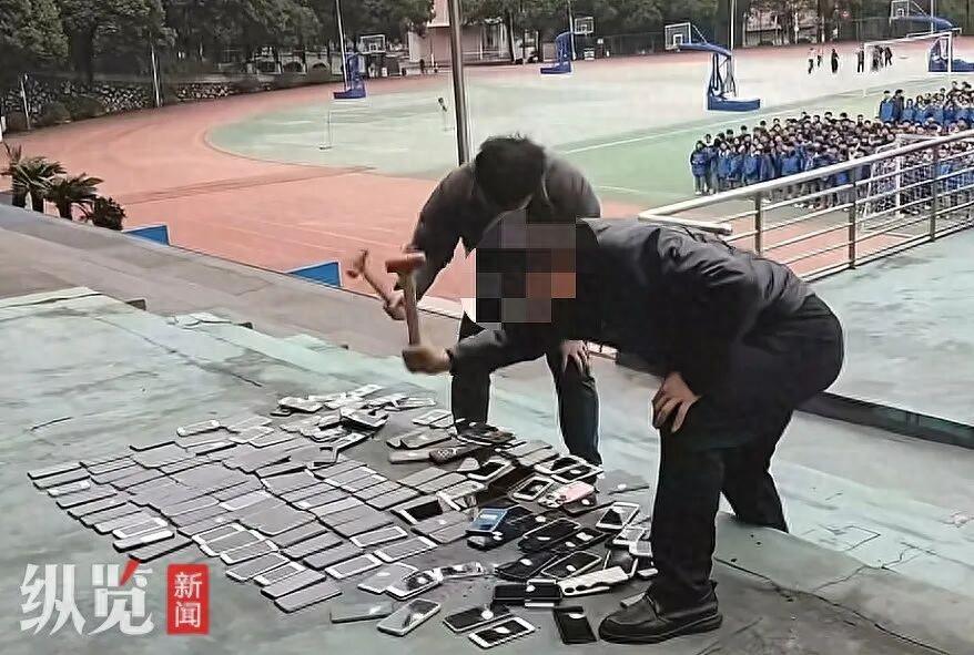 湖南郴州這家學校老師都是法盲！將沒收來的上百部學生手機當眾砸毀