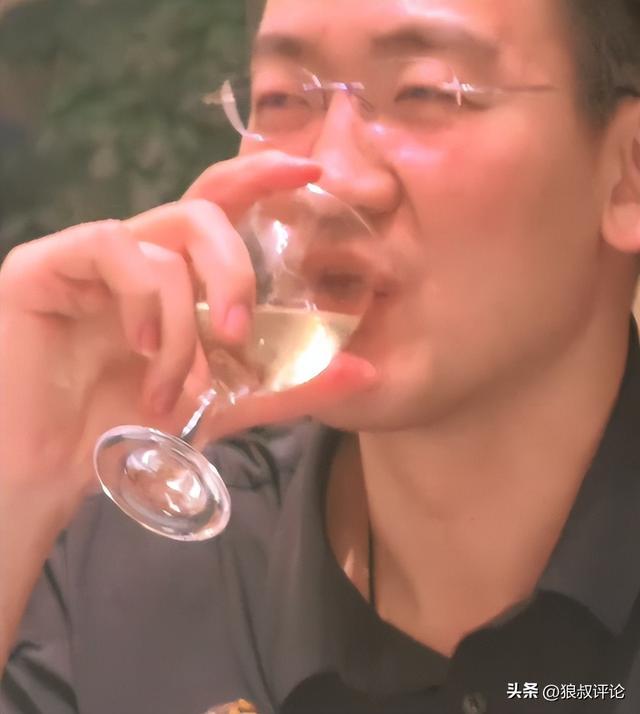廣廈主帥王博答謝宴狂炫白酒一幕曝光 扭抱林秉圣引球迷熱議