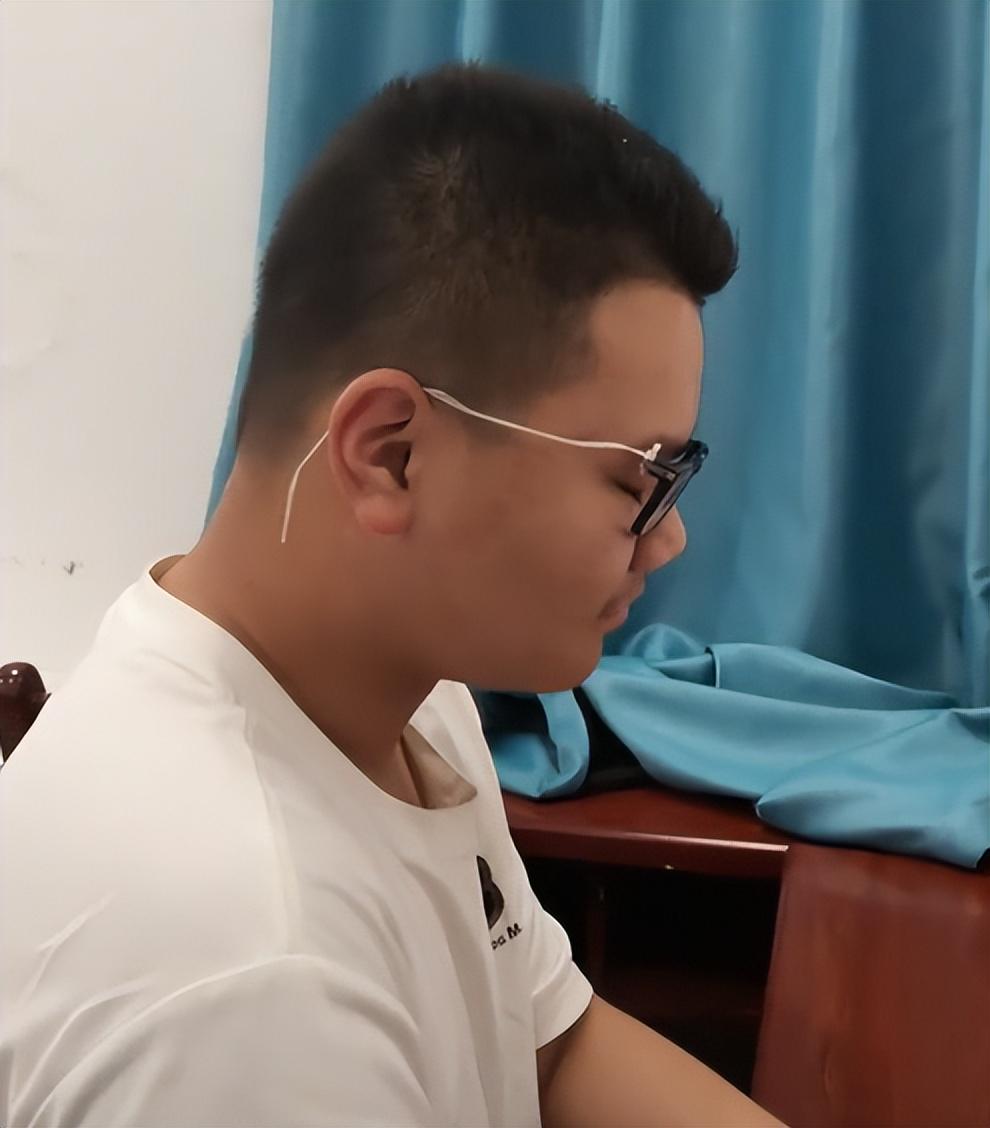 “把兒子當外人整呢”，一根破爛眼鏡腿，讓人心疼高考男生處境